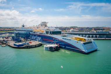 Hirtshals, Danimarka - 10 Temmuz 2008: Hirtshals 'da Renk Hattı SuperSpeed 2 (IMO 9378682).