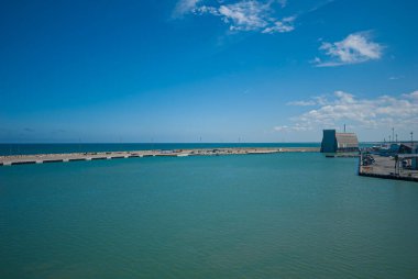 Hirtshals, Danimarka - 10 Temmuz 2008: Breakwater ve Hirtshals Yard 'daki yüzen liman.