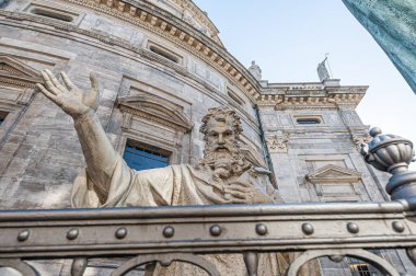 Kopenhag, Danimarka - 10 Nisan 2009: Frederiks Kirke 'nin dışındaki heykel.