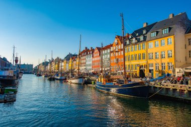 Kopenhag, Danimarka - 11 Nisan 2009: Nyhavn güzel bir öğleden sonra güneşinde.