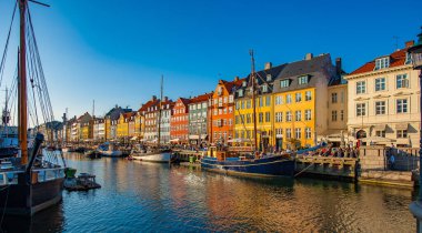 Kopenhag, Danimarka - 11 Nisan 2009: Nyhavn güzel bir öğleden sonra güneşinde.