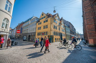 Kopenhag, Danimarka - 11 Nisan 2009: Kristalgade ve Fiolstrade Kopenhag 'ın merkezinde.