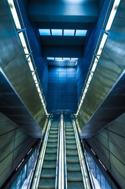 Kopenhag, Danimarka - 12 Nisan 2009: Kongens Nytorv metro istasyonunda yürüyen merdivenler.
