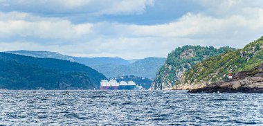 Lyngdal, Norveç - 19 Temmuz 2009: Rosfjorden 'de araç taşıyıcıları bulundu.