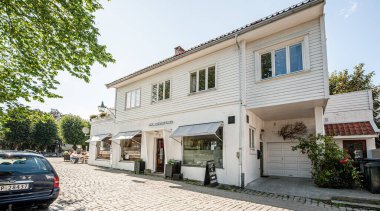 Mandal, Norveç - 6 Ağustos 2009: Skagestad 's cafe in Store Elvegate 3.