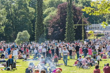 Göteborg, İsveç - 25 Haziran 2010: Slottsskogen 'de yaz ortası kutlaması.
