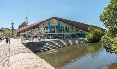 Vejle, Danimarka - 27 Haziran 2011: Vejle nehri kıyısındaki alışveriş merkezi Bryggen.