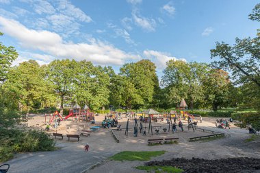 Göteborg, İsveç - 27 Eylül 2010: Güneşli Slottsskogen 'de Plikta oyun sahası.