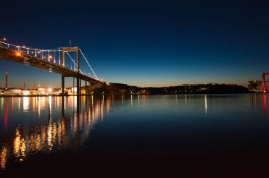 Göteborg, İsveç - 12 Mayıs 2012: Alvsborgs Köprüsü ve Eriksberg Turnası.