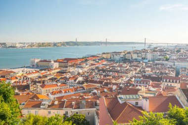 Lisboa, Portekiz - 24 Temmuz 2016: Baixa ve Ponte 25 de Abril.