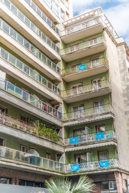 San Sebastin, İspanya - 26 Temmuz 2016: Bir apartmanın balkonları.