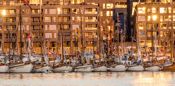 Oslo Noruega Julho 2014 Fileiras Barcos Madeira Frente Complexos Apartamentos — Fotografia de Stock