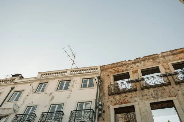 Lisboa, Portekiz - 21 Temmuz 2016: Yenilenen ön cephelerdeki evlere bakmak.