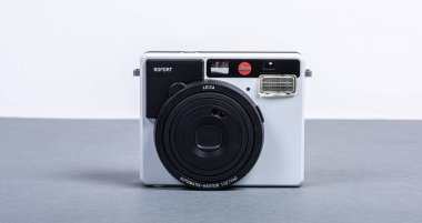 Göteborg, İsveç - Haziran 2019: Beyaz bir Leica Sofort fotoğraf makinesinin önü.