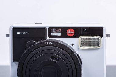 Göteborg, İsveç - Haziran 2019: Beyaz bir Leica Sofort fotoğraf makinesinin önü.
