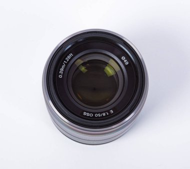 Göteborg, İsveç - 18 Haziran 2019: Sony E 50mm f / 1.8 OSS lensi beyaz arka planda.