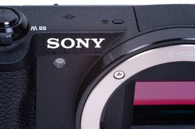 Gothenburg, İsveç - 18 Haziran 2019: Sony a5100 aynasız dijital kameranın detayları.