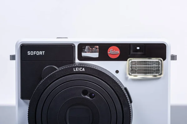 Göteborg, İsveç - Haziran 2019: Beyaz bir Leica Sofort fotoğraf makinesinin önü.