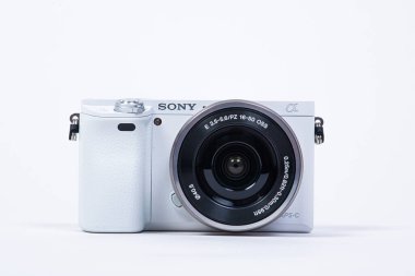 Gothenburg, İsveç - Haziran 2019: Sony a6000 dijital aynasız kamera ve 16-50 mm lens.
