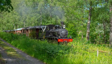 Alingsas, İsveç - 29 Haziran 2019: Anten ve Grafsnas arasında müze treni.