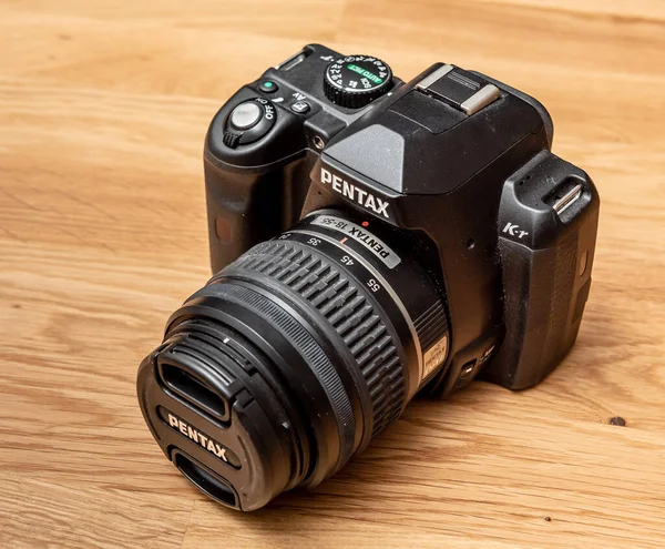 スウェーデン ヨーテボリ 2019年5月4日 木製テーブルの上に18 55Mmレンズ付きPentax Rデジタル一眼レフ — ストック写真