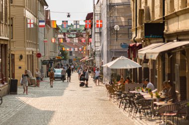 Göteborg, İsveç - 08 Temmuz 2013: Eski ahşap evleriyle Haga Nygata Caddesi manzarası.