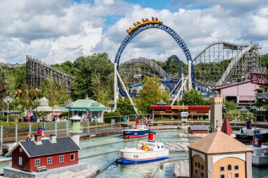 Göteborg, İsveç - 12 Ağustos 2013: Liseberg lunaparkında. Tekne gezisi Skepp o 'skoj ön planda. Arka planda hız trenleri Kanonen ve Balder.