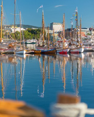 Oslo, Norveç - 20 Temmuz 2014: Bjrvika 'daki ahşap tekne donanmasına bakın.