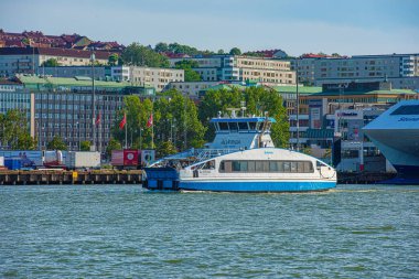 Göteborg, İsveç - 24 Haziran 2019: Feribot Alvfrida Lindholmen 'den Stenpiren' e geçmek.