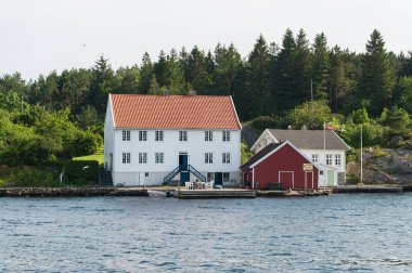 Lindesnes, Norveç - Temmuz 06 2011: Svinr 'de deniz kenarındaki eski denizcilerin evleri.