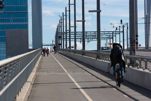 Gothenburg Sweden April 2022 People Walking Biking Hisingsbron — Stock Photo, Image