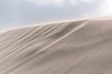 Çöldeki kumulların ince dokusu ve çizgileri.