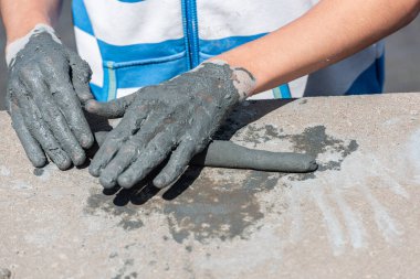 İki el bir kil yığını oluşturuyor..