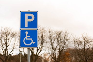 Otoparkın yanındaki engelli parkı tabelası..