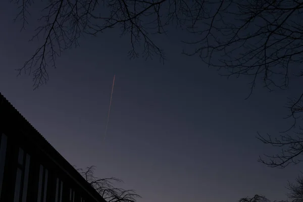 Avión Solitario Atravesando Cielo Nocturno Alto —  Fotos de Stock