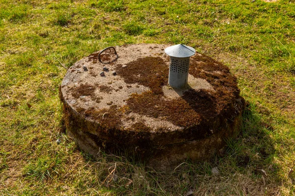 Mossig Betonnen Deksel Een Put — Stockfoto