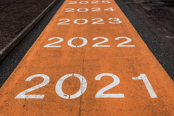 2021 Год 2022 Год Далее Окрашенные Белый Цвет Уранжевом Асфальте — стоковое фото