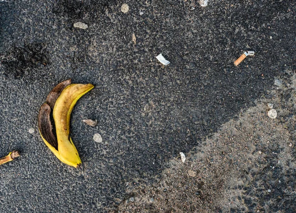 Banana Peel Snuff Cigarette Butt Other Garbage Asphalt — Φωτογραφία Αρχείου