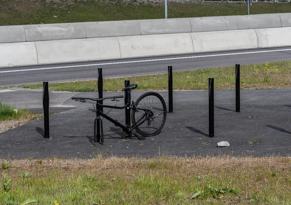 Schwarzes Fahrrad Verschlossen Einem Gepäckträger Vorderrad Gestohlen — Stockfoto