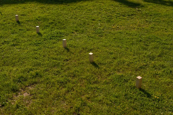 Klasik İsveç oyunu Kubb 'un tahta blokları.