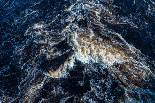 川を流れる茶色の水 — ストック写真