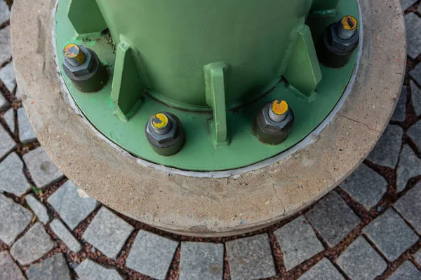 緑の金属支持棒のボルトベース — ストック写真