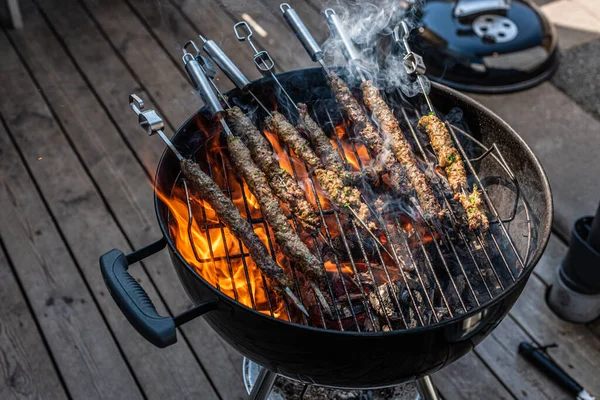 Carne Cotta Sugli Spiedini Barbecue — Foto Stock