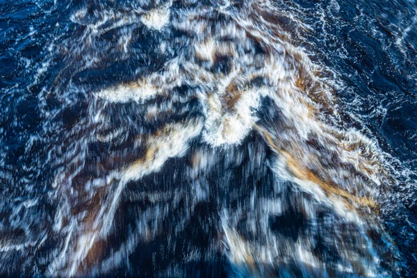 Braunes Wasser Rauscht Einen Fluss Hinunter — Stockfoto