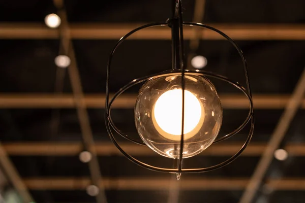 Bir Restoranın Tavanından Sarkan Lamba — Stok fotoğraf