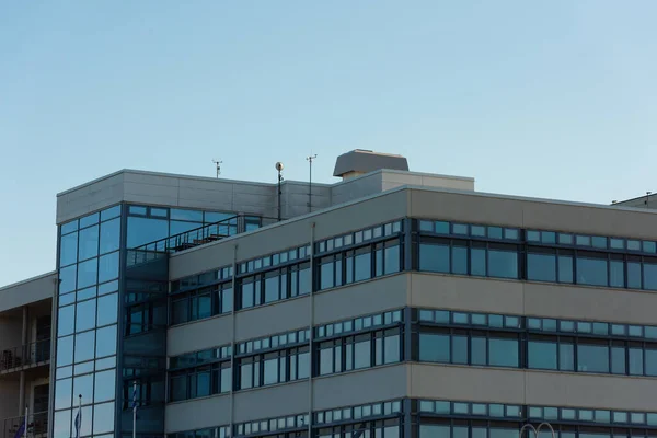 콘크리트와 유리로 사무실 건물의 꼭대기 — 스톡 사진
