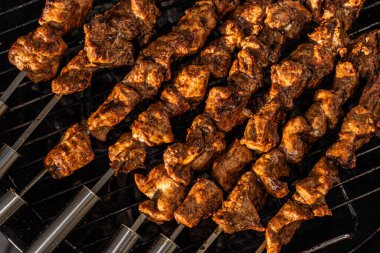 Barbeküde ızgara tavuk..