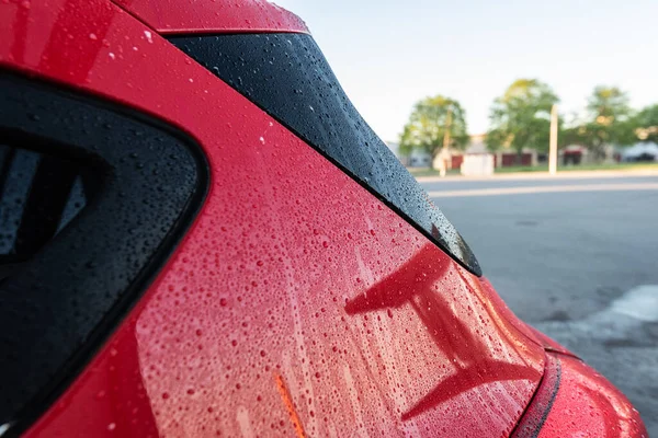 Gotas Agua Parte Posterior Coche Rojo Recién Lavado —  Fotos de Stock