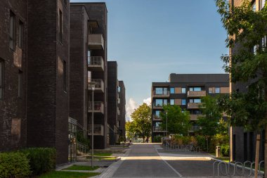 Koyu tuğlada yeni yapılmış apartman kompleksi..
