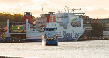 Electric passenger ferry Elvy crossing the river..